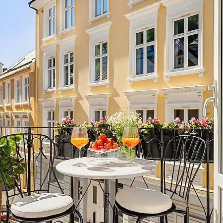 Renovated Gem With Balcony In Street Lägenhet