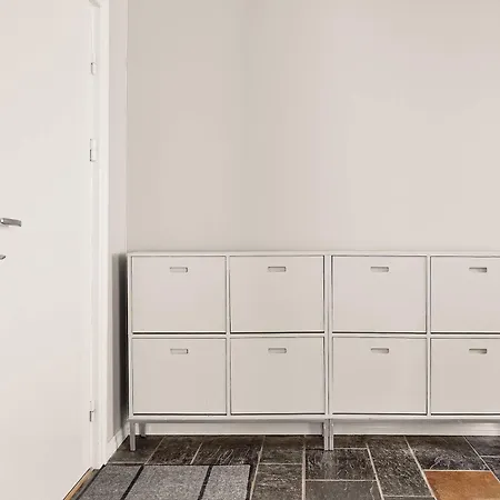 Renovated Gem With Balcony In Street ברגן