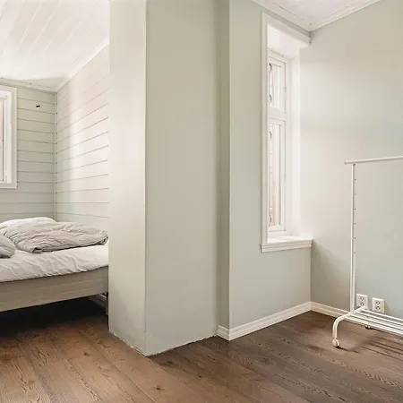 Renovated Gem With Balcony In Street 公寓 *