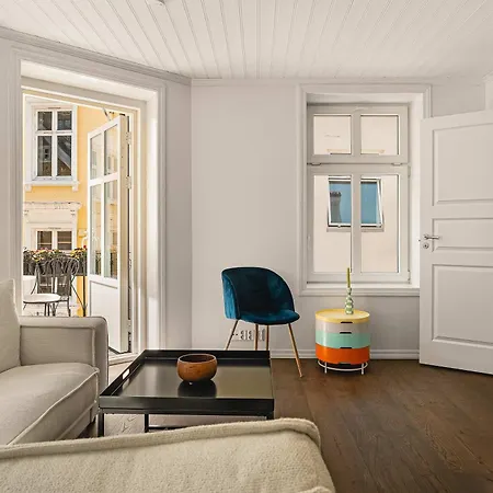 Lägenhet Renovated Gem With Balcony In Street *