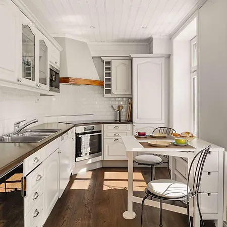 Renovated Gem With Balcony In Street 公寓 *