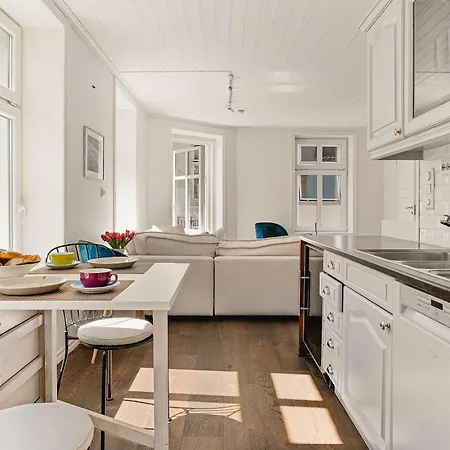 Renovated Gem With Balcony In Street Apartment Bergen